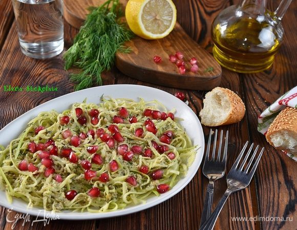 Смешать кабачок с заправкой. Дать настояться минут 10. Присыпать горстью гранатовых зерен.
Большая благодарность Наталье Марципанке за то, что научила легко и без ущерба внешнему виду кухни чистить гранат http://www.edimdoma.ru/retsepty/78809-salat-s-bulgurom-granatom-i-fistashkami.