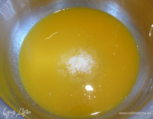 Сварите кофе (50 мл) или же чай, что вам более по вкусу, не в пост можно заменить коньяком, и залейте изюм. И оставить на 30 минут. Из апельсина  снимите цедру и выдавите сок, нам понадобится 100 мл. Налейте сок в сотейник, добавьте туда цедру. Всыпьте сахар и подогрейте до полного растворения сахара, остудите.