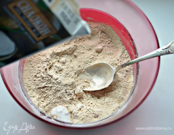 Влейте кокосовое молоко, добавьте мед и перемешайте.