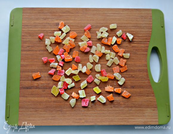 Порубите цукаты, добавьте к тесту и хорошо вымесите тесто.