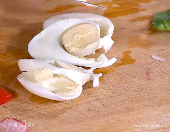 Яйцо отварить вкрутую, почистить и нарезать тонкими ломтиками.