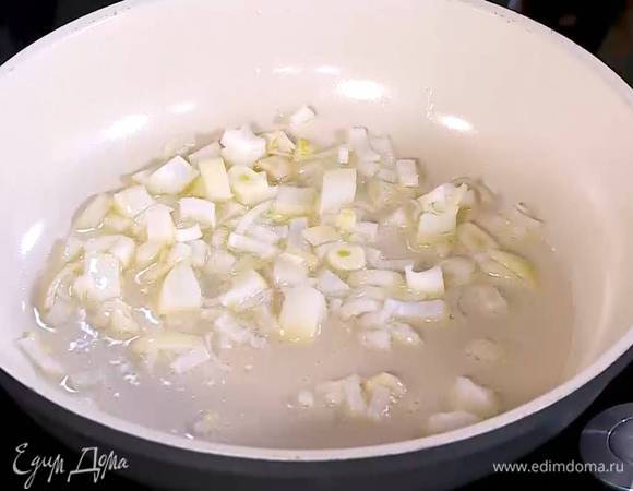 Разогреть в сковороде оливковое масло и обжарить лук и чеснок.