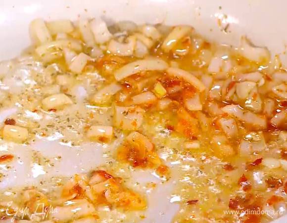 Зиру растереть в ступке в пудру, вместе с пастой чили отправить ее к луку с чесноком и все перемешать.