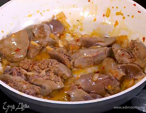 Добавить в сковороду печень и обжаривать почти до готовности, затем посолить, поперчить, влить коньяк и дать ему выпариться.