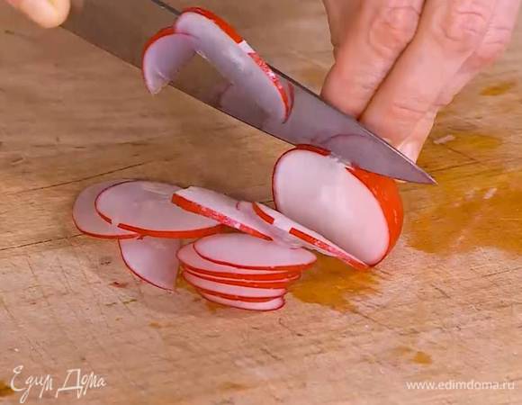 Редис порезать очень тонкими кружками.
