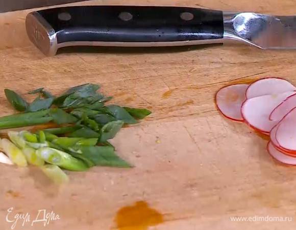 Зеленый лук тонко порезать наискосок.