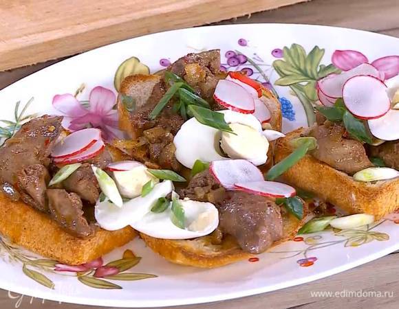 Сверху выложить редиску, яйца и посыпать зеленым луком.