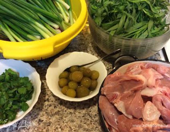 Телятину лучше брать с косточкой. Тархун у меня пока молодой, поэтому кладу целиком. Вино подходит Манавис мцване или Ркацители.