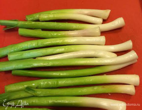 Молодой лук и чеснок мелко порубить.