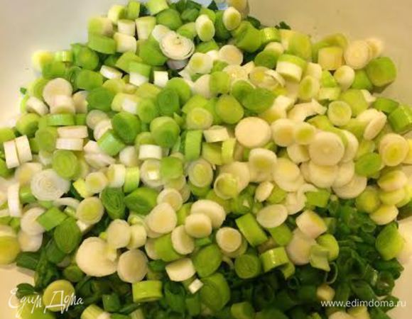 Сложить в миску.