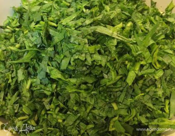 Тархун и кинзу мелко порезать.