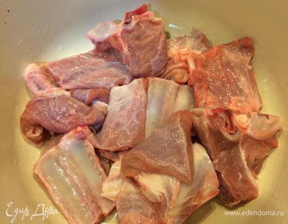 Готовить надо в кастрюле с толстым дном. Чакапули готовится слоями и самое главное его нельзя мешать. Итак...Мясо разделить на 3 части. Выложить 1 часть.