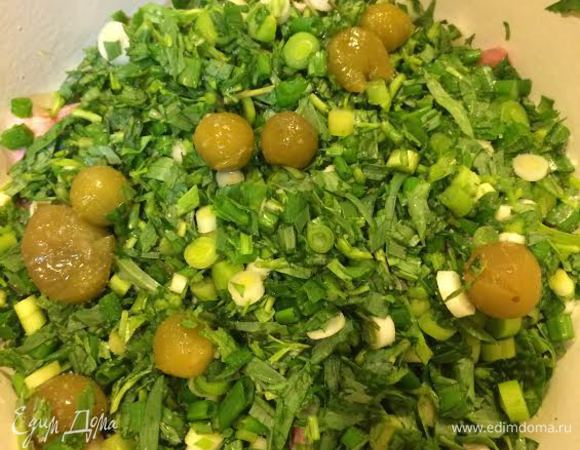 Зелень тоже разделить на 3 части. Выложить на мясо зелень и пару штук ткемали, посолить.