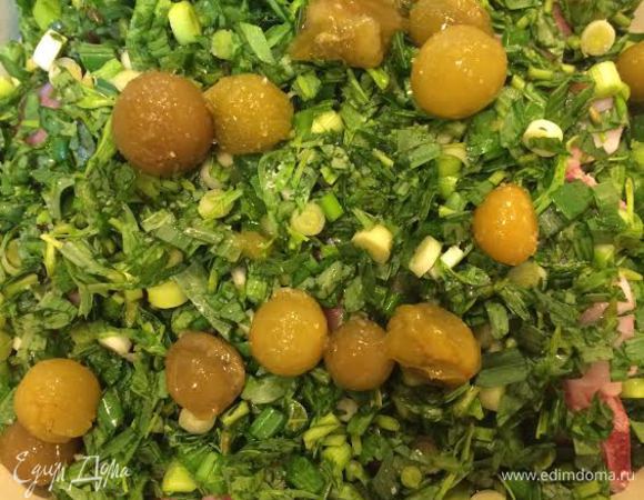 Последний слой: мясо, зелень, ткемали и соль. Залить все 1 стаканом вина, накрыть крышкой и на сильном огне довести до кипения, затем уменьшить огонь и варить до готовности мяса. У меня на это ушло где-то час. Ароматный, весенний обед готов! Приятного аппетита!
