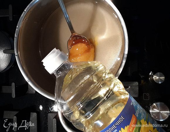 В кастрюльке нагреть сахар, воду, мед и масло. Нагреть, помешивая до растворения сахара.