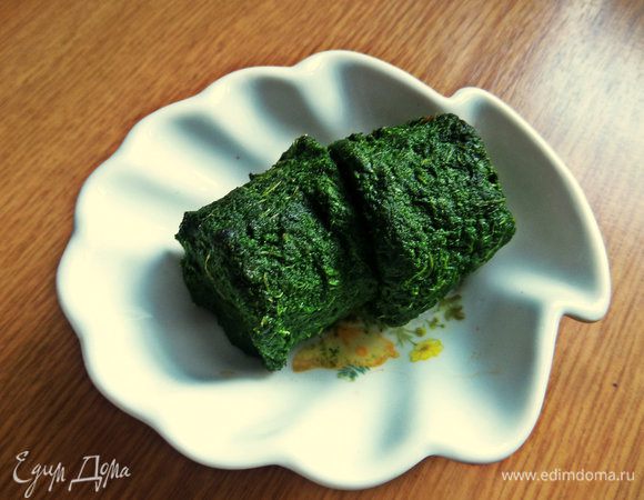 Вначале достать и разморозить пару кубиков шпината. Это для зеленых блинов.