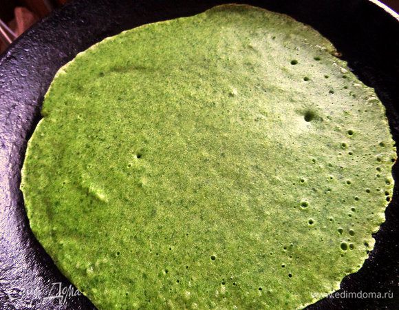 Разогреваем чугунную сковороду, проходим кисточкой с маслом и наливаем тонко тесто.