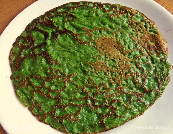 Жарим с двух сторон, как обычные блины. И так остальные, пока не закончится "зеленое" тесто. 