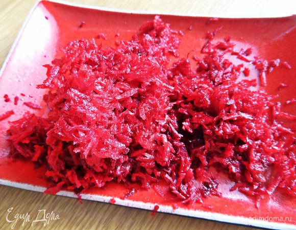 Для красных блинов натереть мелко сырую очищенную свеклу.