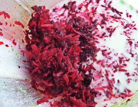 Наливаем остальное тесто снова в кувшин-блендер и высыпаем натертую свеклу.