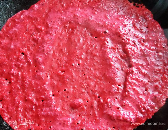 Наливаем тесто на разогретую с маслом сковороду.