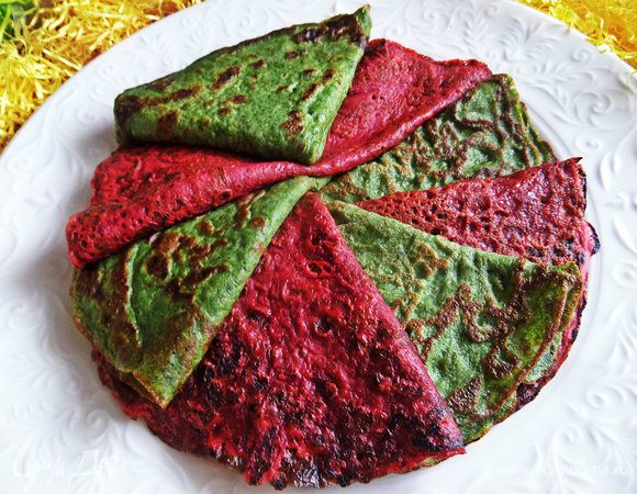 Располагаем блины красиво на большом блюде для подачи.