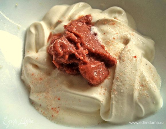 Для соуса пошла на эксперимент: смешала сметану с хреном, примерно 2 ч.л.