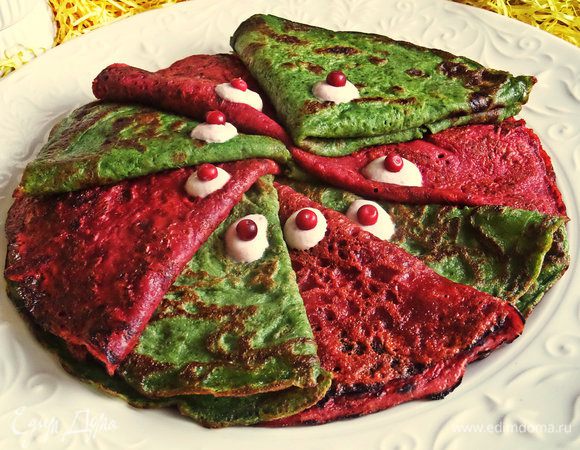 Украшаем капли соуса брусничными ягодами.