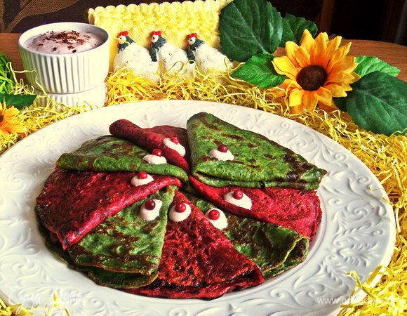 Подаем разноцветные блины на воскресный завтрак или ужин.