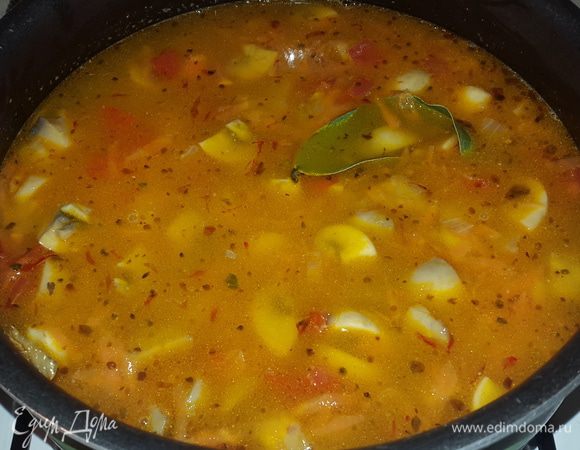 Рис тщательно промываем, выкладываем к овощам и заливаем водой комнатной температуры, добавляем лавровый лист, накрываем крышкой, убавляем огонь до минимума и идем заниматься своими делами минут на 20.