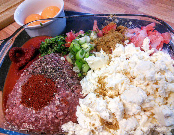 В это время займется начинкой. Лук (у меня 3 перышка зеленого лука), чеснок и петрушку мелко порубить. Помидор очистить от семян и порезать мелким кубиком. Фету раскрошить. 
 