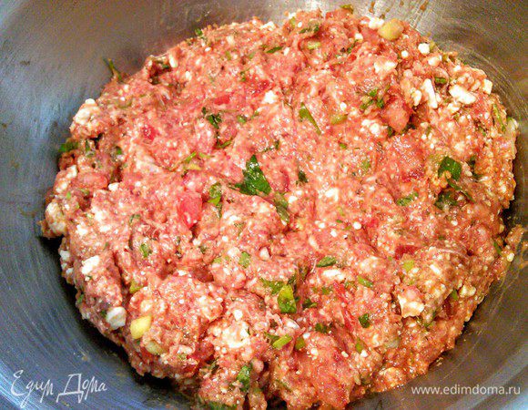 Все миске соединить все ингредиенты начинки, смешать, добавить специи по вкусу, соль (осторожно, т.к. фета соленая!) и перец.