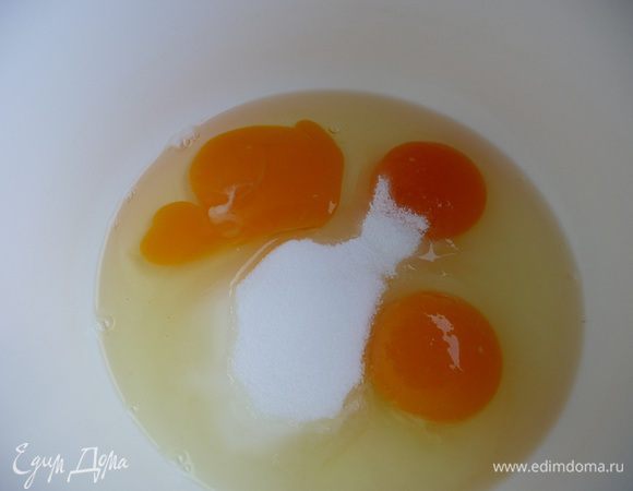 Яйца, соль, сахар, ванильный сахар взбить венчиком или миксером.