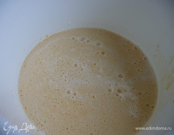 Добавить кефир и молоко, все перемешать.