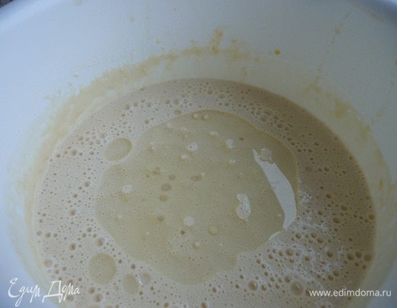 Добавить разрыхлитель и муку. Муку вводить частями, размешивая все комочки. Когда тесто готово, добавить растительное масло и хорошо перемешать. Можно дать тесту настояться в течение 10–20 минут.