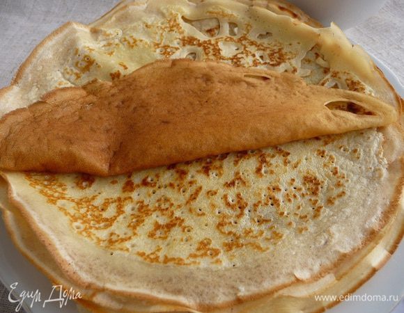 Выпекать блины на хорошо разогретой сковороде, смазав ее маслом. Готовые блинчики смазать сливочным маслом.