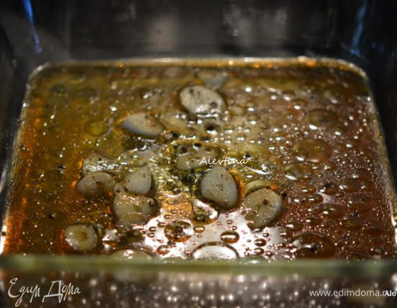 Приготовим соус в жаропрочном блюде, смешав перечисленные ингредиенты. Чеснок крупную дольку тонко нарезать.