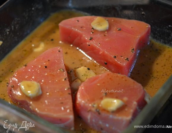 Если готовим на гриле, предварительно его разогреть и смазать стейки кисточкой. Готовим 5 минут или до готовности стейков. Для духовки предварительно разогреть ее на 200°C. Стейки выложить в блюдо для запекания, полить ложкой готовым соусом. Поставить в духовку на 15 мин. или до готовности.