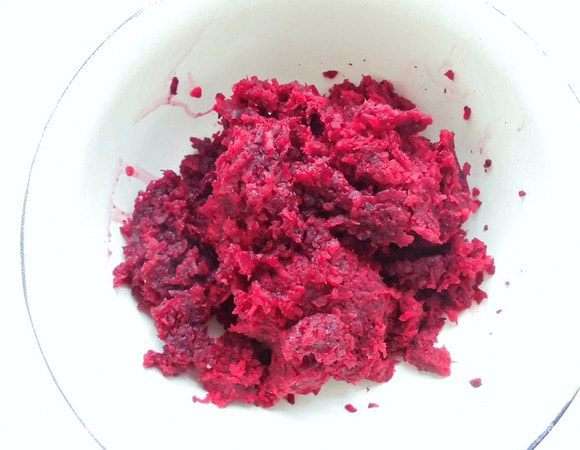 Свеклу очистить и взбить в блендере или натереть на мелкой терке. Отжать сок из свеклы. Сок нам не понадобиться. Его можно выпить, смешав с морковным и яблочным соками. Получившийся свекольный жмых положить в глубокую миску.