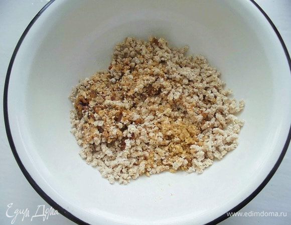 Грецкие орехи измельчить в блендере или в мясорубке. Также измельчить пророщенную зеленую гречку и финики. Если они сухие, замочить их предварительно на 2 часа. Также нужно вынуть из них косточки.