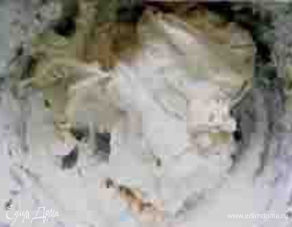 Просеять муку, добавить горячей воды и замесить тесто. Оно должно получиться эластичным (при необходимости добавить еще муки или воды). Скатать в шар и оставить на 10-20 минут настаиваться. 

Пока тесто настаивается: порезать филе крупными кусочками и обжарить на сковороде с двух сторон до золотистой корочки, примерно минут 7.
