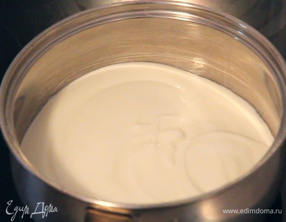 В отдельной емкости необходимо подогреть кефир до температуры 30 градусов.