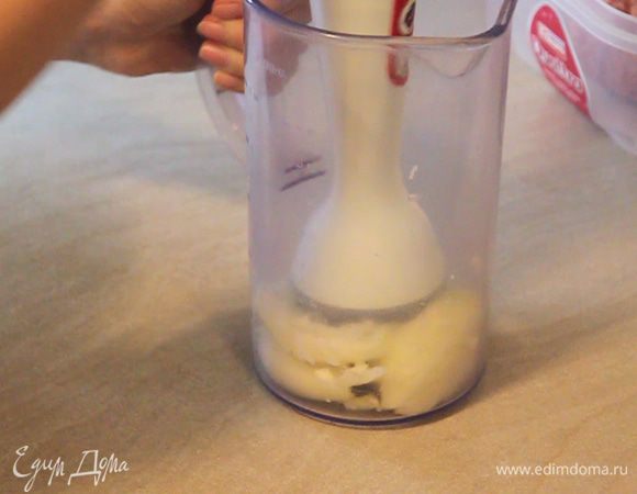 Тем временем подготавливаем фарш. С помощью блендера измельчаем одну луковицу и один зубчик чеснока.
