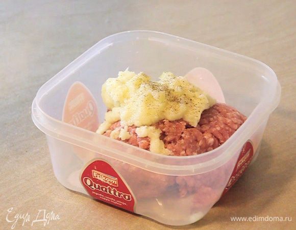 Добавляем получившеюся смесь в емкость с фаршем. Солим и перчим по вкусу.