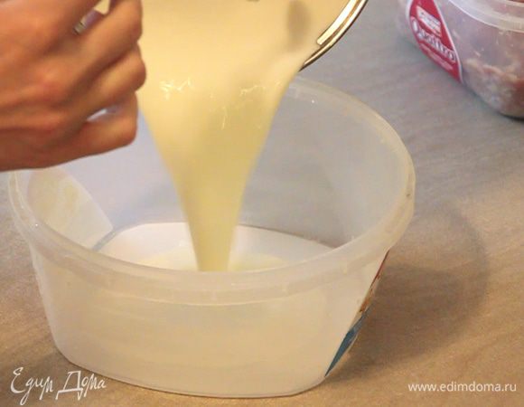 Подогретый кефир переливаем в любую емкость для замешивания теста.