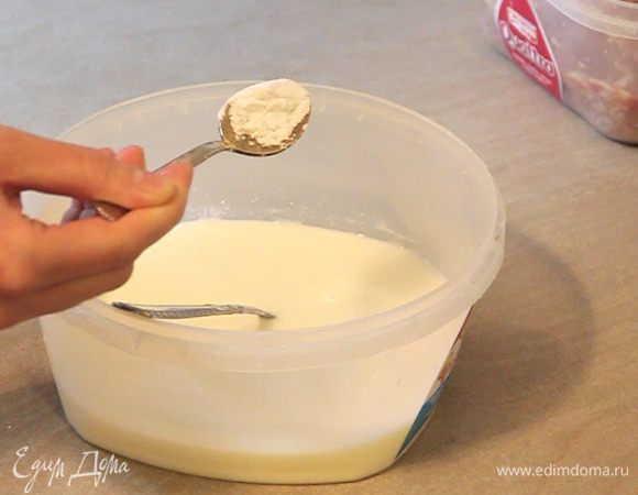 Добавляем пол чайной ложки соды, перемешиваем. Почти полную чайную ложку соли, перемешиваем. И, наконец, пол чайной ложки сахара, снова перемешиваем. Оставляем нашу смесь пару минут постоять.