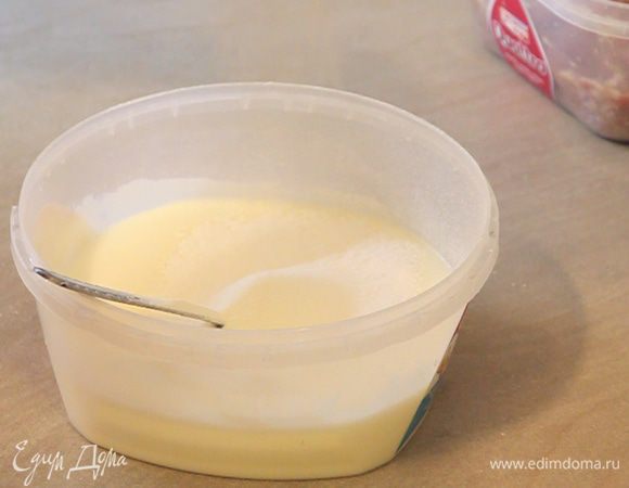 Затем в смесь постепенно добавляем просеянную муку, тщательно перемешивая. Постарайтесь избежать появления комочков. В итоге мы должны получить тесто по консистенции похожее на домашнюю сметану. Тесто должно получиться в меру густым.