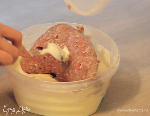 В готовое тесто добавляем наш фарш. В соотношении приблизительно 1:1. И все очень хорошо смешиваем.
