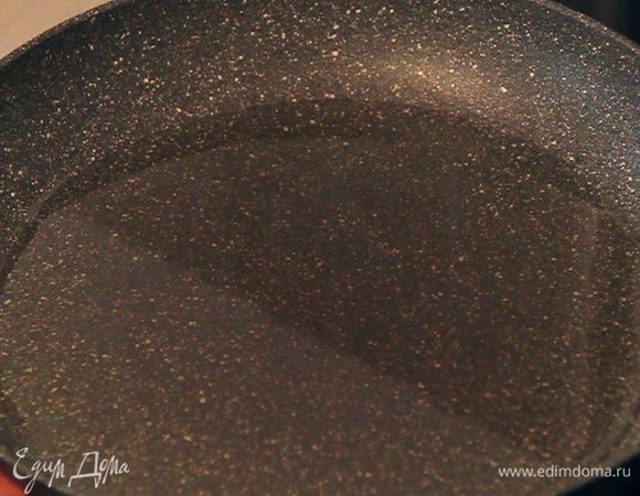 В сковороду наливаем растительное масло так, чтобы на дне сковороды образовался слой масла толщиной 0,5-1 см.