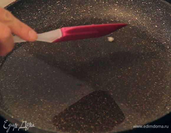 Для проверки закипания масла я в сковороду кладу очень маленький кусочек теста. По нему можно ориентироваться закипело ли наше масло.